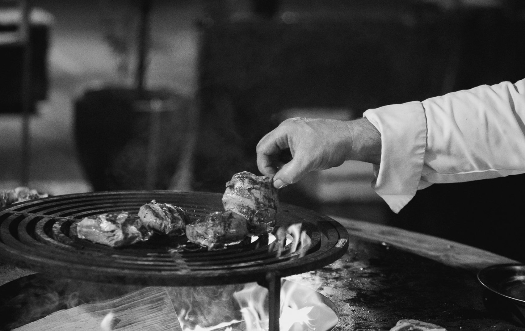 préparation de viande sur un brasero chef Christophe Bolis